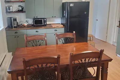 Image de Private, spacious, bright & cozy apartment close to all amenities.