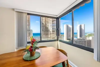 Image de Expansive Ocean + Sunset Views  1650 sf  parking