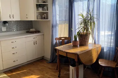Image de Vintage Cottage Style 2-bedroom house with a lake view!