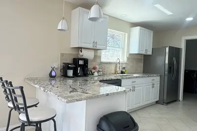 Image de Charming 3-bedroom home with Parking— Just mins away from Arlington’s stadiums!