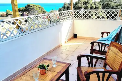 Image de 5 min walk to the beach! Stylish home with views. \n