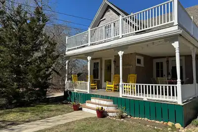Image de Oak Bluffs 3-Bedroom Victorian Cottage, Steps from Sunset Lake/Park