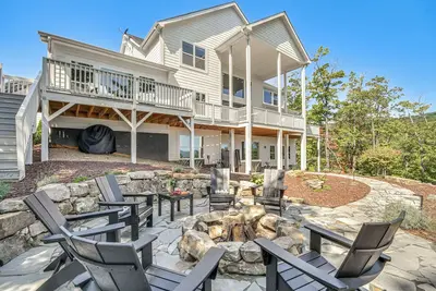 Image de Luxe Black Mountain Manor on 15 Acres!