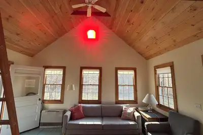 Image de Light-filled North Truro Cottage-Peaceful Setting.