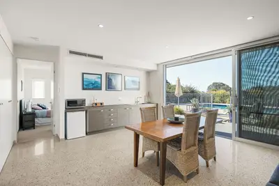 Image de Contemporary Pool Side Villa