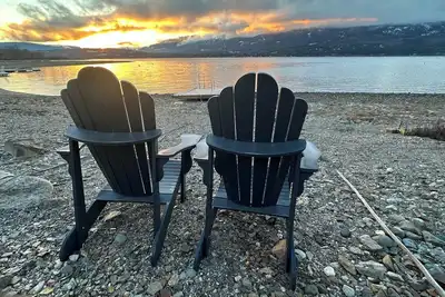 Image de Superb lake view home, semi lake front with 250 feet private lakefront.