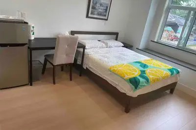 Image de Cheerful bdrm with private btrm