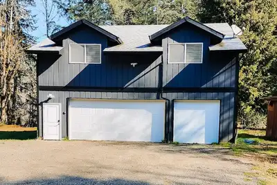 Image de Cozy Super Barn Studio with pool table, king beds. 30 minutes from ski resort.