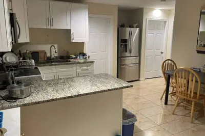 Image de Cozy room with private bathroom close Langara\/49