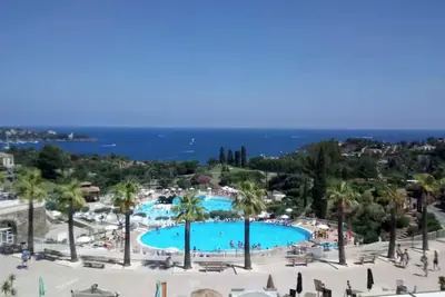Image de Appartement pierre et vacances avec place parking couverte et accès piscines.