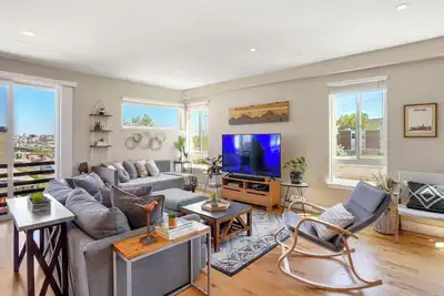 Image de Slofax House - Modern 3 Bedroom Home with Rooftop Hot Tub in Sloans Lake Denver