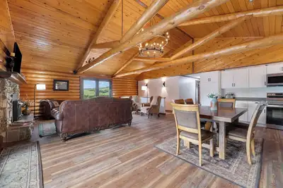 Image de Large Log Home Overlooking Creek!