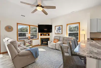 Image de Coastal Retreat with Beautiful views-completely updated for a cozy stay!
