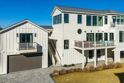 Image de New luxury home in prestigious Roosevelt Beach