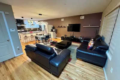 Image de Urban Oasis: A Modern 2-Bedroom Apartment in Staten Island with WiFi, Ac & More.