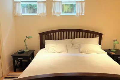 Image de Near Ubc, downtown, airport, beach & only blocks from forested park & transit.