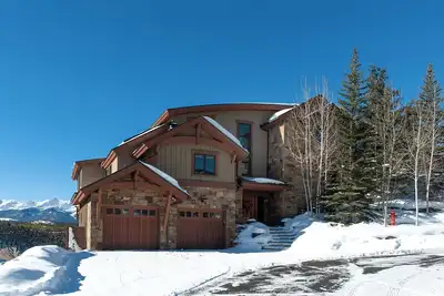 Image de Luxury Cliffside Retreat, Direct Lake Views, Private Hot Tub