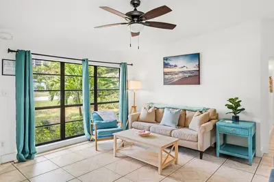 Image de Beachside House with Outdoor Patio, Bbq & Mini Playground - 1 Min to Beach!