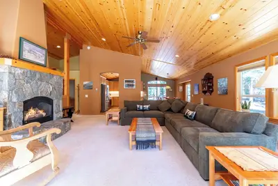 Image de Monthy Lease - Jadestone at Tahoe Donner - Rustic with Wooded Views, Gas Fireplace