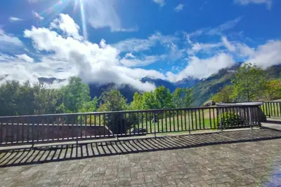 Image de Maison d'hôtes 'La Vingt-Six - Chambre 4 Pers' avec vue sur la montagne, terrasse et jardin privé