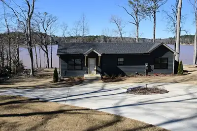 Image de Gorgeous Lakefront Bungalow on Lake Jackson with Large Deck - Perfect getaway!