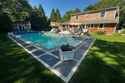 Image de Luxury Summer Escape in the Hamptons - Private Pool, Sauna & More!