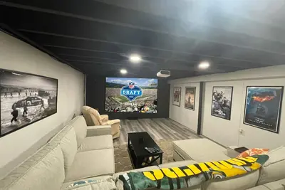 Image de Ultimate Nfl Draft Getaway with Speakeasy, Bar & Movie Room!