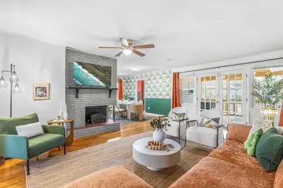 Image de Raleigh's Most Wanted - Relax, Games, & Cozy Comfort