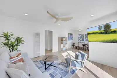 Image de Retreat to Long Beach: Close to Beach & City Fun