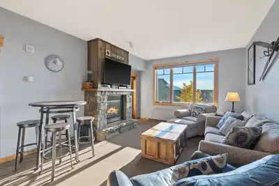 Image de Spacious 3 bedroom condo with incredible ski access / hot tub / gym / underground parking