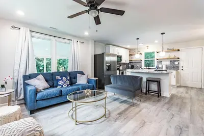 Image de Chic ranch close to Dt Raleigh - starts at 3. 5k/month