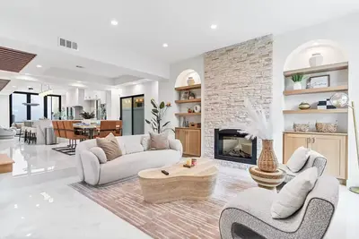 Image de Opulent Huntington Pier Best of Class Home to Sand