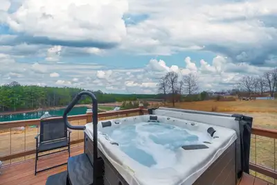 Image de Fall Foliage Retreat: Hot Tub, Kayaks & Pond Deck