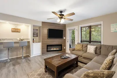 Image de Lavish Waterfront Condo 60ft from Table Rock Lake!