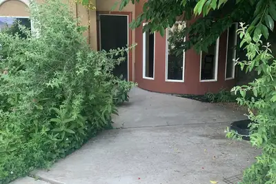 Image de Spacious 1-bedroom apartment with Ac, WiFi family and pet frendly greatviews