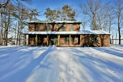 Image de Spacious lakeside retreat with commanding lake views and upgraded interior