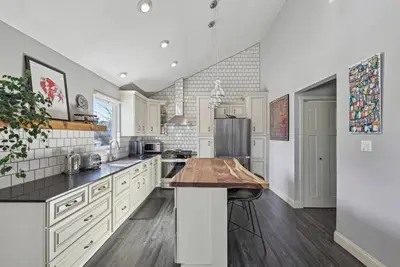 Image de Updated Home with Gourmet Kitchen, Desk Setup and Keyboard, Perfect for Digital Nomads