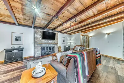 Image de Walk to Midtown Ruidoso: Modern-Rustic Cabin