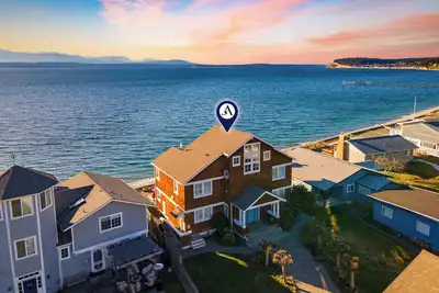 Image de Waterfront 4bdr w\/ Deck, Stunning Views, Fire Pit | Cedar Street by AvantStay