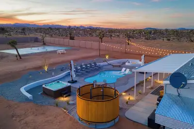 Image de Pool, Spa, Pickleball & Piano | Near Pioneertown | Harmony House by AvantStay