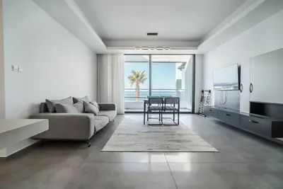 Image de Appartement moderne spectaculaire avec vue sur la mer et terrasse sur le toit