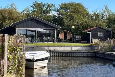 Image de Cottage au Lauwersmeer avec sauna et ponton