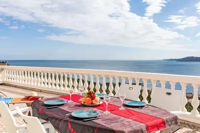 Image de Merveilleuse maison de vacances privée pour 4 personnes avec Tv, terrasse et vue panoramique