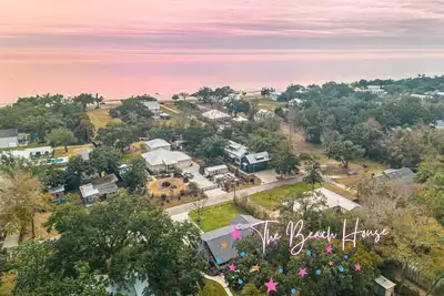 Image de The Beach House | Sleeps 8 | Walk to the Beach | Outdoor Oasis!