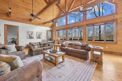 Image de Upscale Modern Cabin in Private Setting