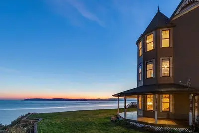 Image de Victorian Waterfront Mansion w\/ 180° Puget Sound Views