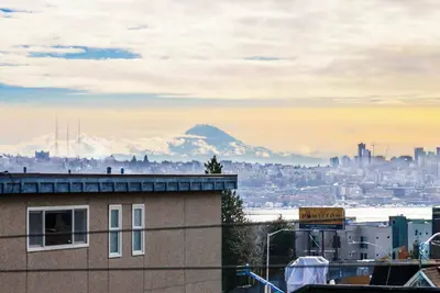 Image de Designer’s Fremont Retreat w/ Mount Views & Office