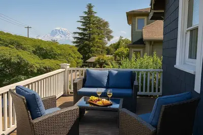 Image de Sunny Seattle Home: Mt. Rainier + Uw Steps Away!