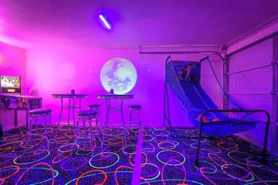 Image de Casa Galactica: Retro Arcade Home w\/ Hot Tub