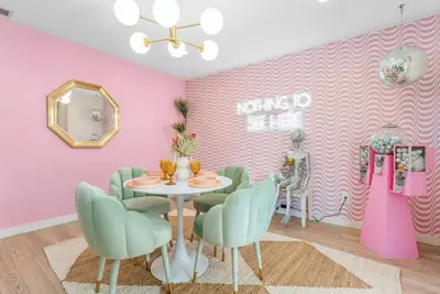 Image de Pink Disco: Sauna, Hot Tub, Selfie Room & Pool